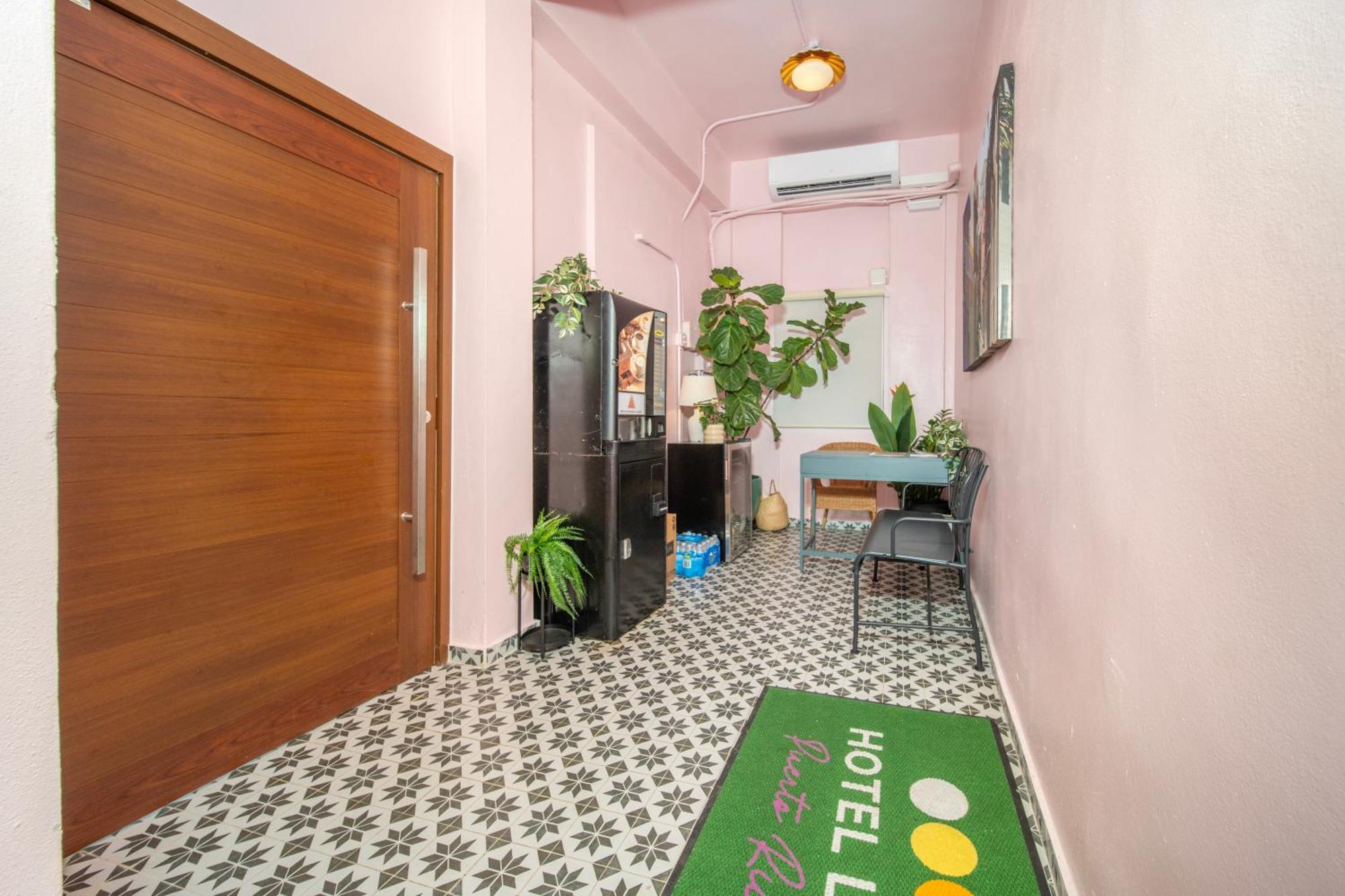 14 Chill Veranda Near Miramar Hotel *