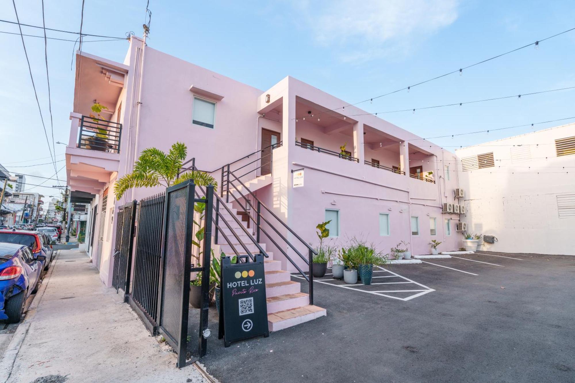 14 Chill Veranda Near Miramar Hotel *